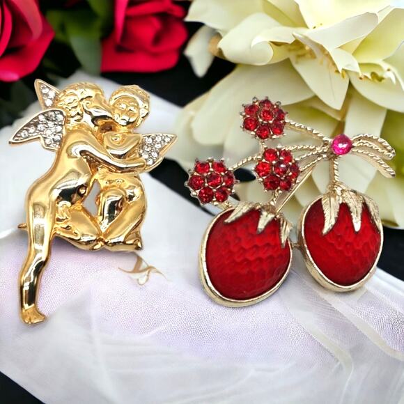 Kissing Angels Gold Tone Pin Sarah Coventry Frosted Strawberry Brooch with Ruby - Picture 3 of 14